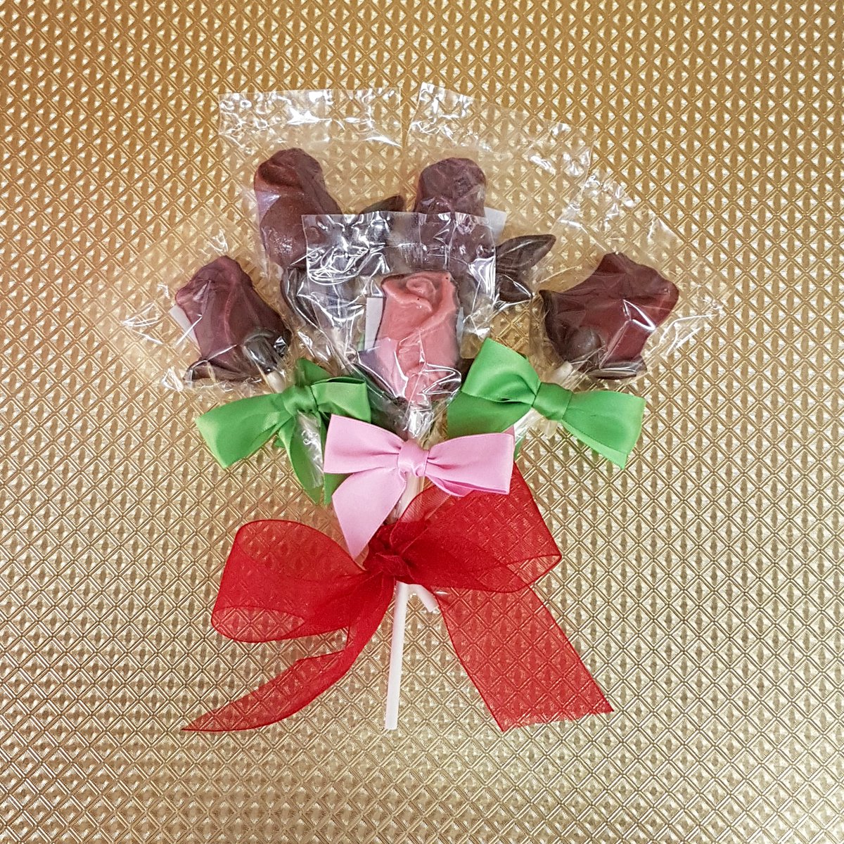 Roses are red, Chocolate is sweet, tell your darling you care, and buy 'em a treat! #chocolate #roses #flowers #chocolateflower #valentinesdaygift #valentines #lovehearts #loveisintheair #handtempered #bouquet #romance #sosweet #poem #hamont #rhymes #valentinesgift