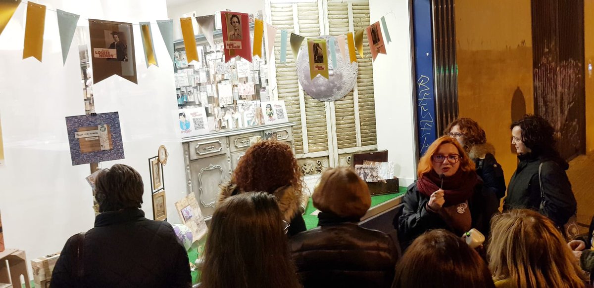 madeinzaragoza's tweet image. Terminamos la ruta en #ScrapA2 donde podeis conocer el Tren Azul junto a un montón de interesantes mujeres que lo habitan. Nos lo contó Pepa Pardo, creadora de #LasDespeinadasdePepa.