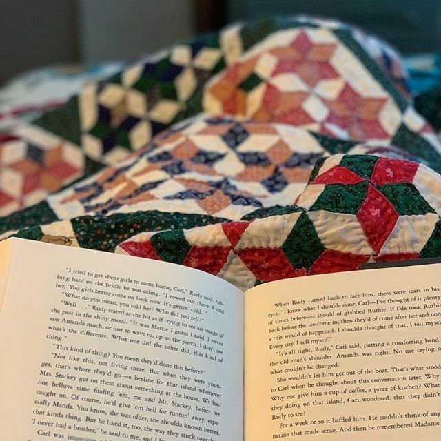 MichelleBPhotog's tweet photo. Following medical instructions to take it easy with a good book &amp; my 25 yr project quilt #idowhatthedoctorsays #nothatingthis #snowdayactivity https://t.co/RORFBh5Gv5