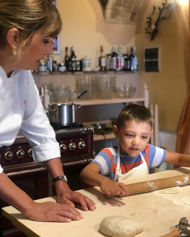 Attenzione! Bimbo in cucina.... per momenti unici, creativi e di condivisione. E dai che si ride!
.
.
.
.
#ilfalconiere #cookingtime #kidscooking #silviabaracchi #amoremio #poppy #cookinginTuscany