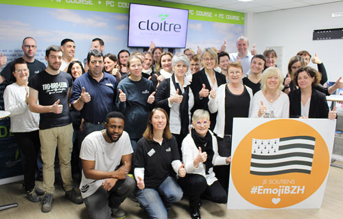 Cloître imprimeurs, partenaire de l'opération #emojibzh affiche son soutien jusque sur son totem extérieur !👀👍