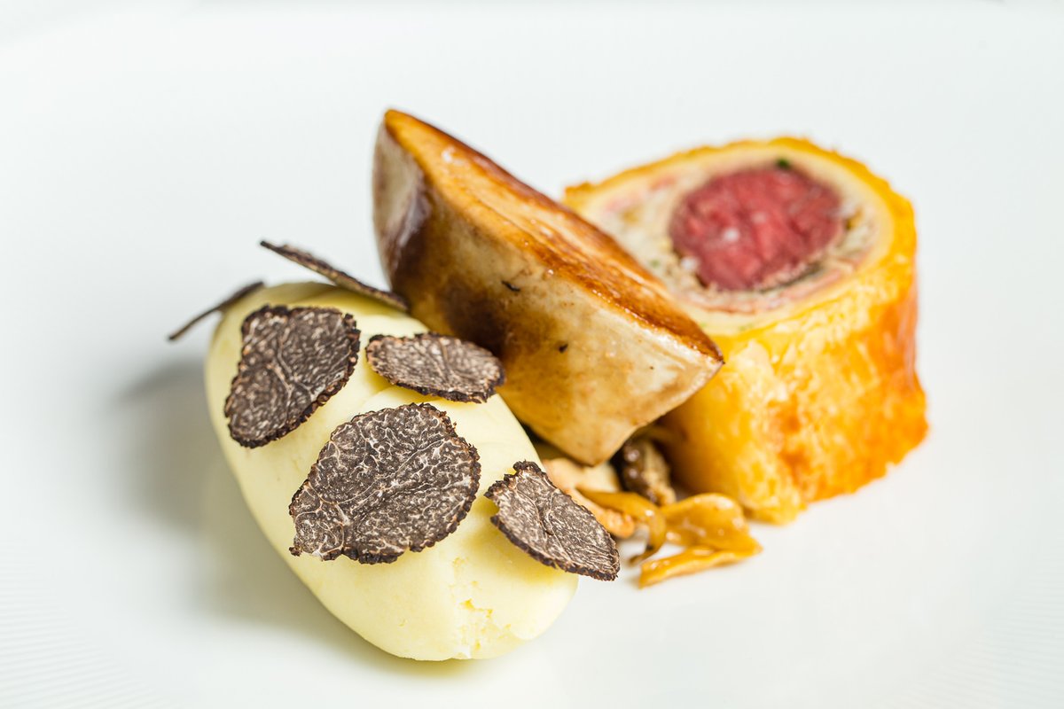 Red deer wellington with pomme purée, goose liver and black truffle.
As we do at The Oxford Blue ;) Couple of tables remaining for Valentines Day for all you last minute lovers
#windsor #wildgamecooking #inmykitchen
oxfordbluepub.co.uk/menus/menu-val…