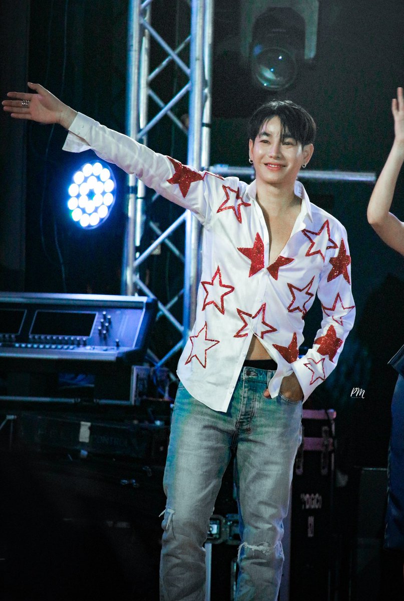 PePPerMinTzzzz's tweet photo. โบกมือหย่อยๆ น่ารักที่สุดเย้ยยยย 💕😍💕
#เป๊กผลิตโชค
#palitgallery
#peckpalitchoke
#Loveishearconcert
#PMzPHOTO https://t.co/iUHb15TxeM