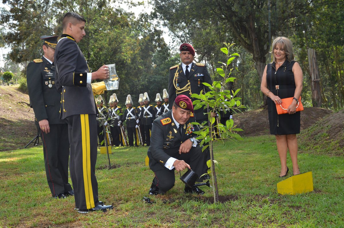 esmilecuador's tweet photo. Esta mañana la Escuela Superior Militar “Eloy Alfaro” se vistió de gala para las ceremonias militares de reconocimiento institucional a los señores generales ex comandantes del Ejército https://t.co/mQNrV5pFB7