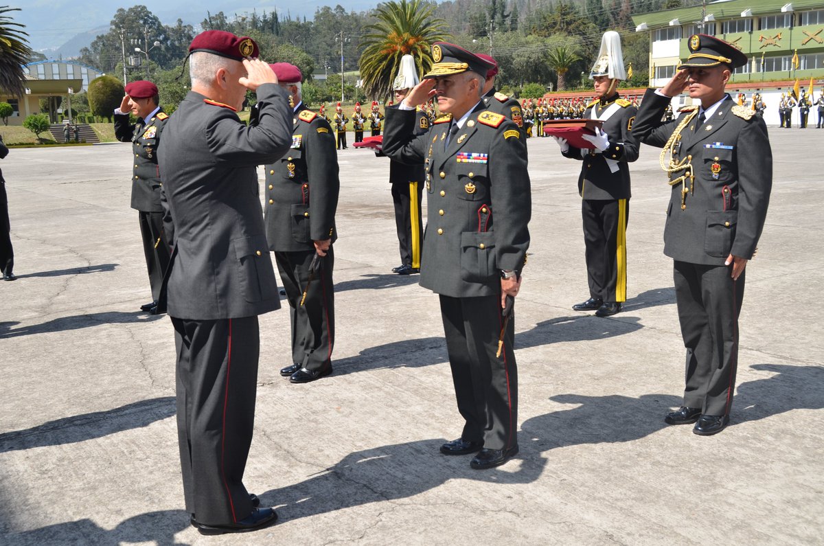 esmilecuador's tweet photo. Esta mañana la Escuela Superior Militar “Eloy Alfaro” se vistió de gala para las ceremonias militares de reconocimiento institucional a los señores generales ex comandantes del Ejército https://t.co/mQNrV5pFB7