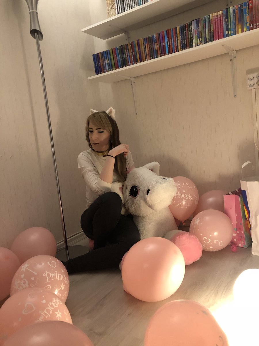 lustyleoparde's tweet photo. @Kirahvilapsi Siis Herttuatar on mun ikuinen cossiplääni ja tein siit kerra kaappicossi version kaverin disneysynttäreille mut näyttäisin hölmöltä ku oon ite niin pitkä XD https://t.co/Ykdjk1nssU