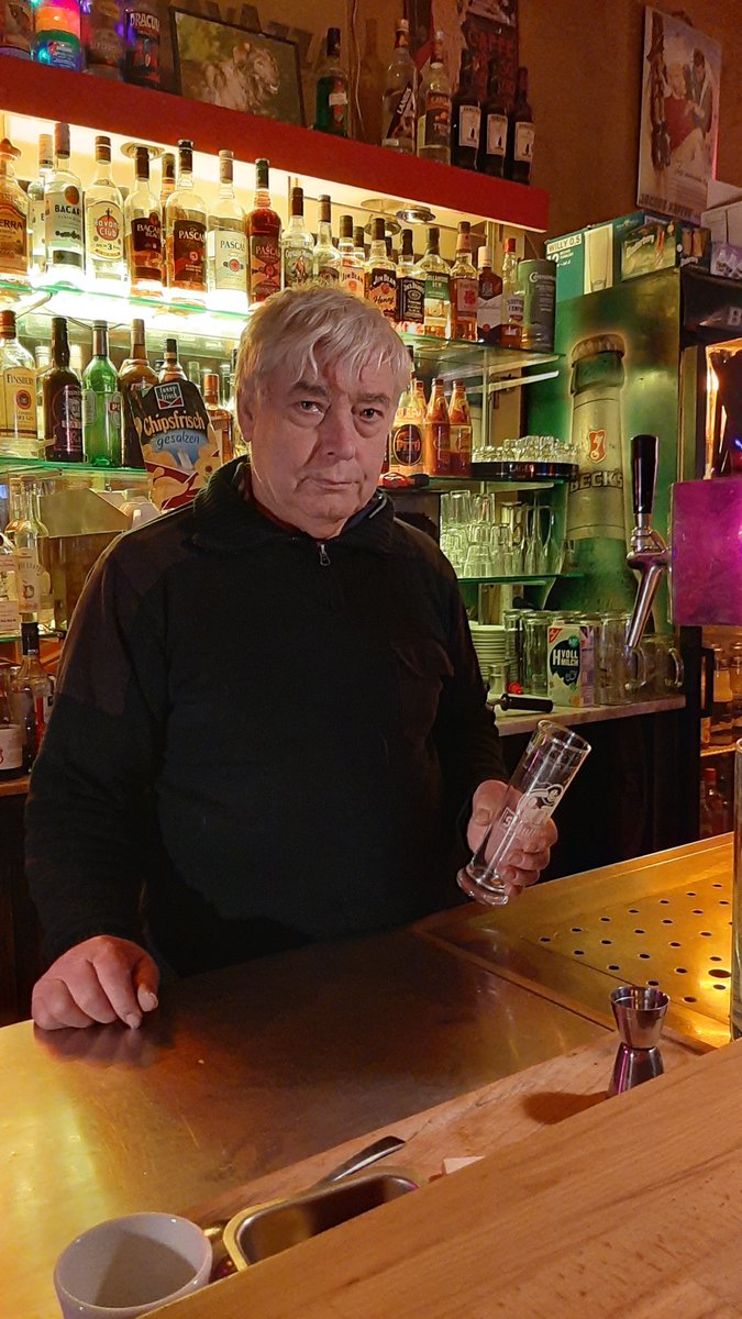 nzzfolio's tweet photo. Aus unserer Rubrik «Cheers!»:
Der 72jährige Waldemar Schwienbacher hat das «Schiller’s» vor zehn Jahren übernommen. Bald wird er seine Berliner Kneipe aufgeben müssen.
https://t.co/4Hv8Rn1ZCX https://t.co/cSVAJLebFq