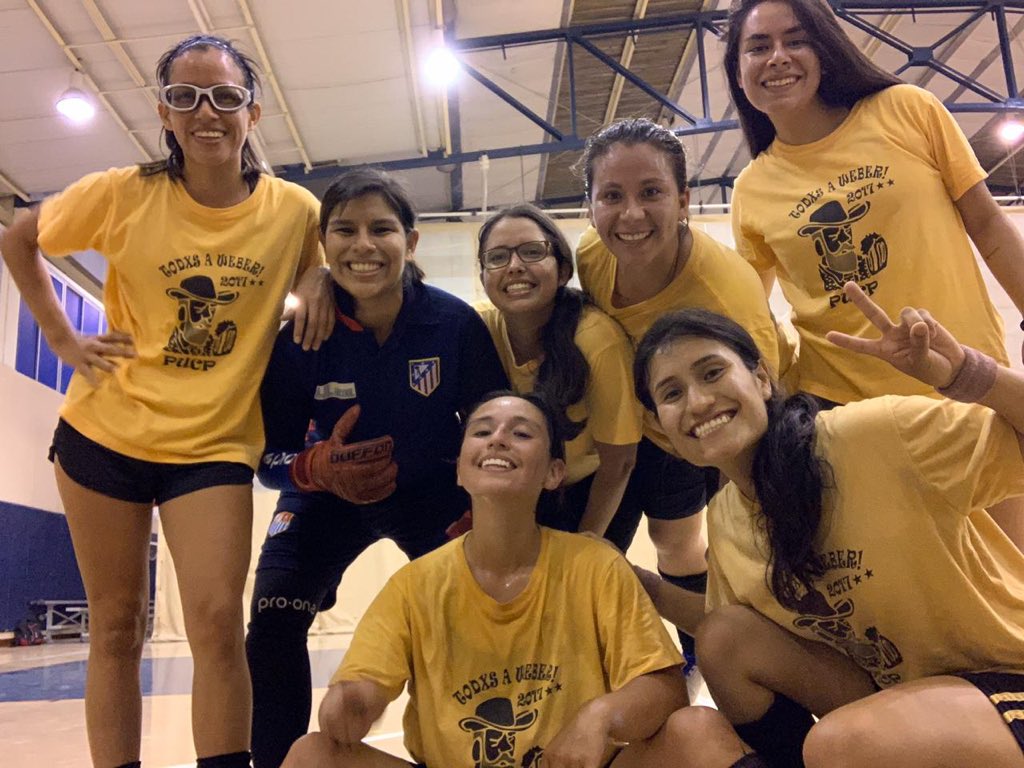 luisaYliana's tweet photo. #PartePierna FC 🍗 siempre presente en la liga interna de #FutsalPUCP ⚽️
Harto talento de mis #EgresadasPUCP favoritas
Ganamos 6-1 🥰 https://t.co/1ztjGcGlld