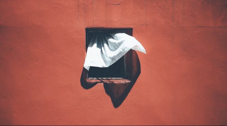 • Kimsenin haberi olmadan; bir çiçek daha soldu, bir dal daha kurudu, bir ağaç daha yaprağınla vedalaştı, bir duvar daha yıkıldı, bir çocuk doğmadan öldü, bir kadın katledildi, bir aile aç uyudu, bir insan daha ümidini yitirdi; söylesene ibrâhim, bizden alâ zalim mi var?