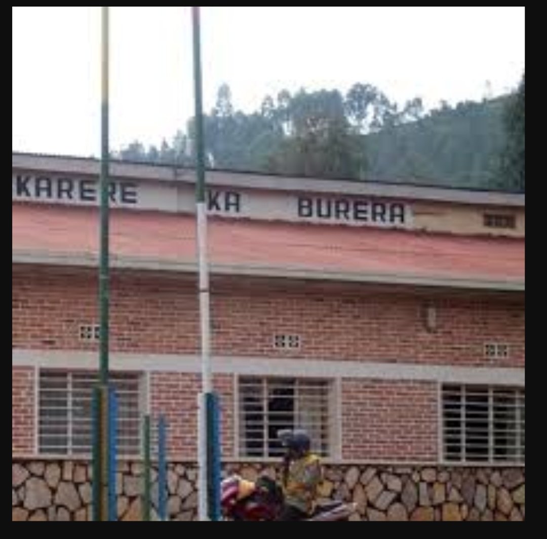 AngelMutabaruka's tweet photo. @BureraDistrict umuturage yapfiriye ku biro by'umurenge #Ruhunde akaba yari amaze iminsi 3 ahafungiwe. #Valuenews.info @RIB_Rw @Rwandapolice @RwandaNorth @RwandaLocalGov @Rwanda_Justice https://t.co/FRbbPpt3Js