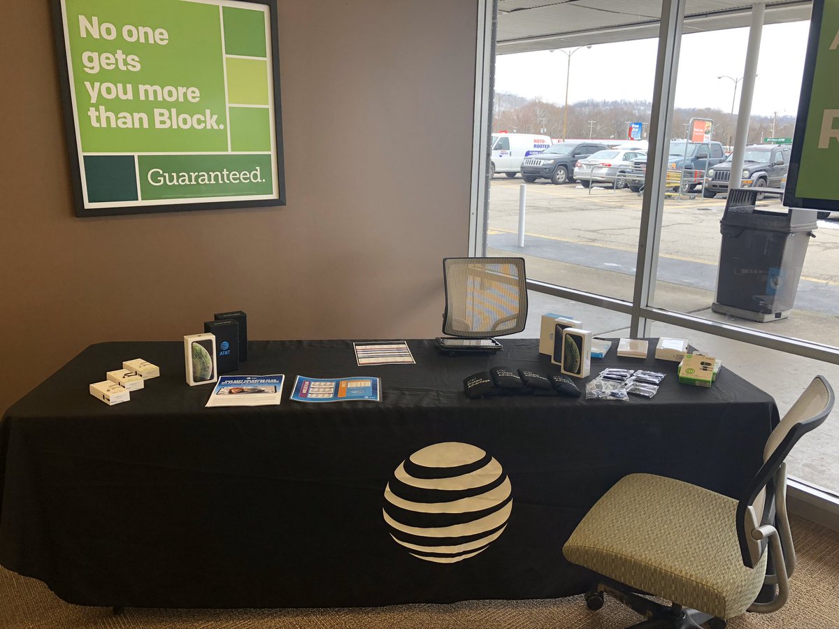 DanielRay3896's tweet photo. RT.60 and @LarryMo15479923 representing the Dawgpound at H&R Block in the Eastern Heights Shopping Plaza! @404girl @DaleB1 @GKeiling #ATTEmployee #LifeAtATT #Dawgpound #DubVNation https://t.co/8zu8TDmP0k