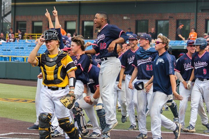 cuba1364's tweet photo. Goodluck to the Blue Drags today as they open up their 2020 season. The road to Grand Junction starts now! #RollGoons @bluedragonsport @hutchsports @HutchCCBaseball https://t.co/BHQGWMEp7v