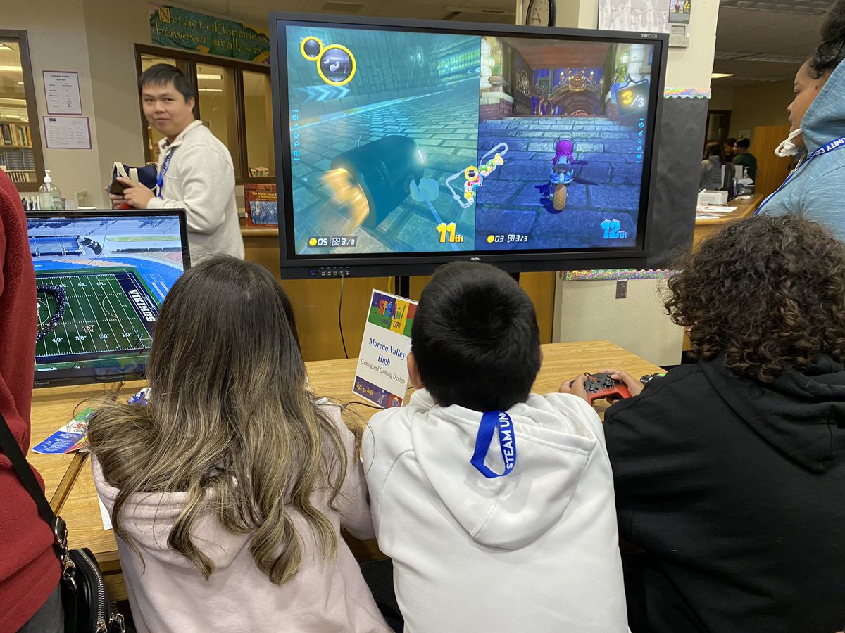 MVUSDPD's tweet photo. Parents and students having fun with robots, coding, painting and more.  #MVUSDSTEAMUnityExpo2020 https://t.co/YCQsomLgcD