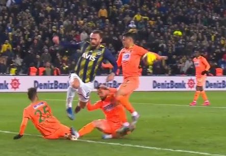 ajansfenercom's tweet photo. MHK hakemleri aşağıdaki pozisyonlardan sadece Fenerbahçeli oyuncunun eline çarpan için penaltı kararı verdiler.

Bunun bir tesadüf olduğuna inanıyorsanız, sizlere hayatta başarılar dileriz. https://t.co/ZwTXPpePsQ