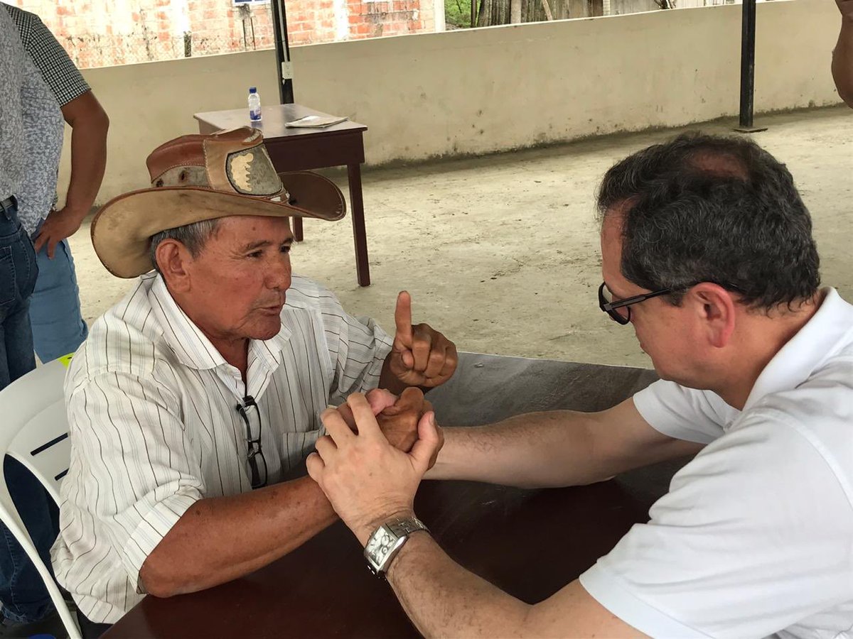 rabascallcarlos's tweet photo. El pueblo ecuatoriano merece más, basta de menosprecio y maltratarlo. Necesitamos #trabajo, #educación, #salud (y no virtual) Necesitamos políticas económicas que apunten al desarrollo, a la equidad y a la igualdad de oportunidad. 
Gracias #Chone 
#merecemosmás
#SeTratadeTí https://t.co/IAlhUxRcP0