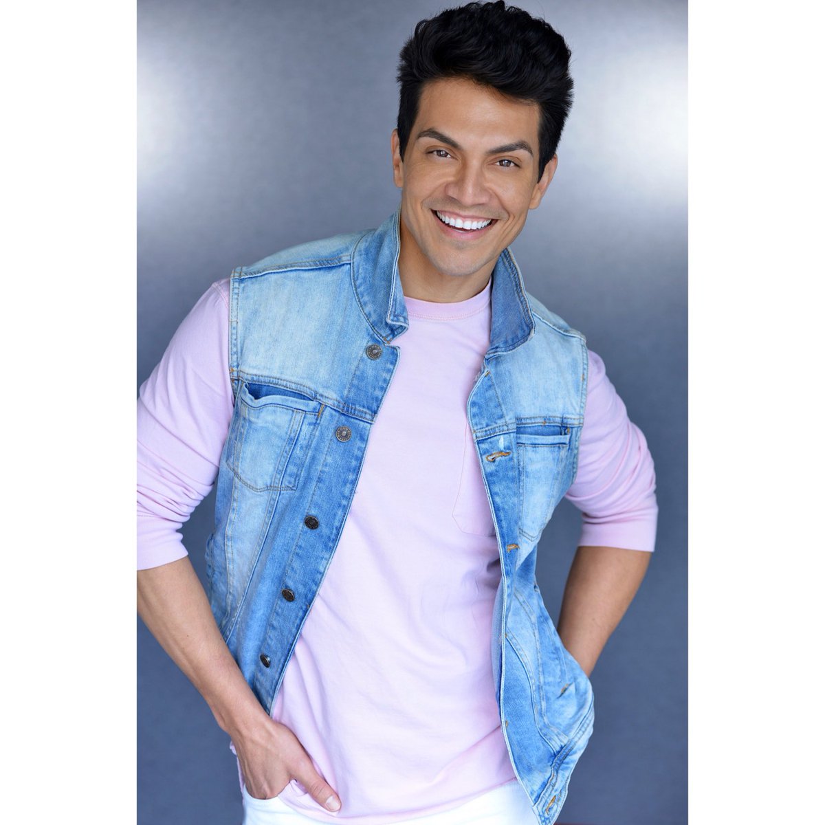 AntonioShowLA's tweet image. 💖 Pretty In Pink 💖 One of many fun photos taken by #photographer #matthewmitchell 📸.  Many more diverse commercial headshots coming soon 📸 !! #Headshot #Dancer #aerialist #commercialdancer #agt #americasgottalent #malemodel #maleaerialist #maledancer #latino @MSAAgency