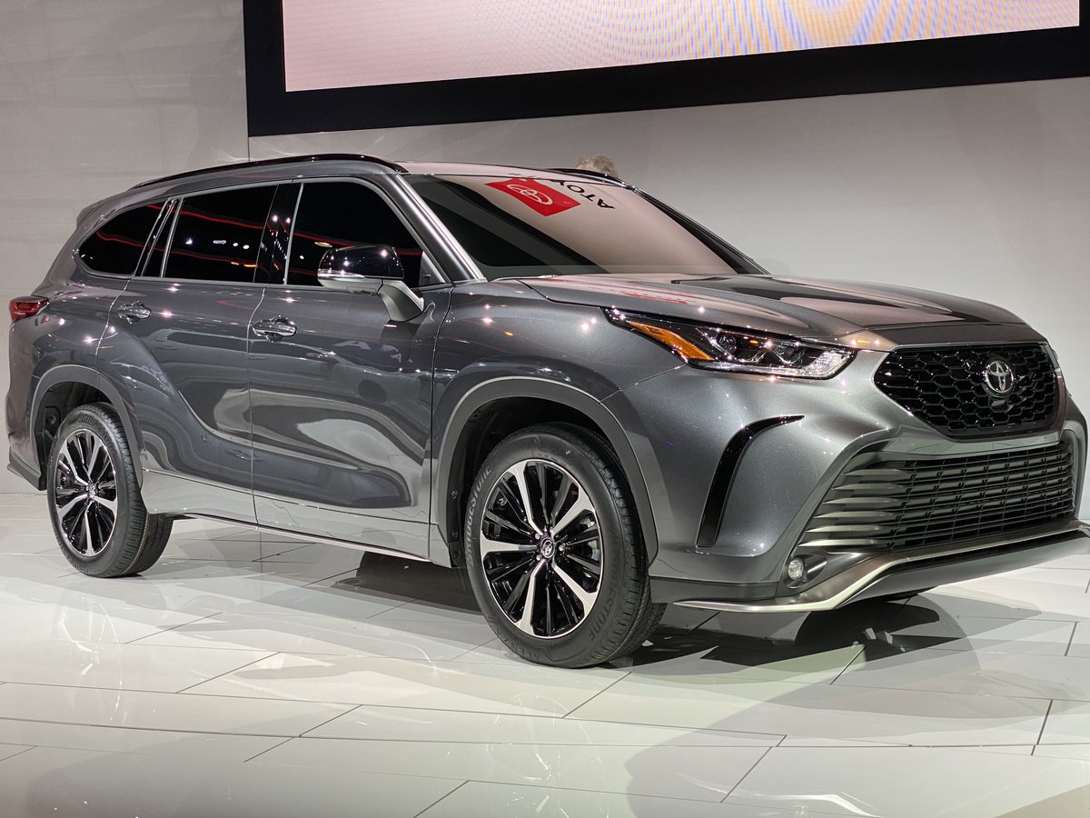 LotProCars's tweet image. Take a closer look at the redesigned 2020 Toyota Highlander