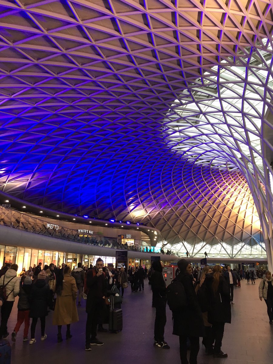 Jan_Lentzos's tweet photo. Before I went to the lounge to wait, I took some photos on the King’s Cross station concourse
#KingsCross #London #Architecture #KingsX #WaitingForMyTrain #ReturningToTheNorth #EastCoast #Mainline #Azuma #Trains #LondonToLeeds #Travel #BackToYorkshire #EastCoastMainLine @LNER https://t.co/pogjIYqusW