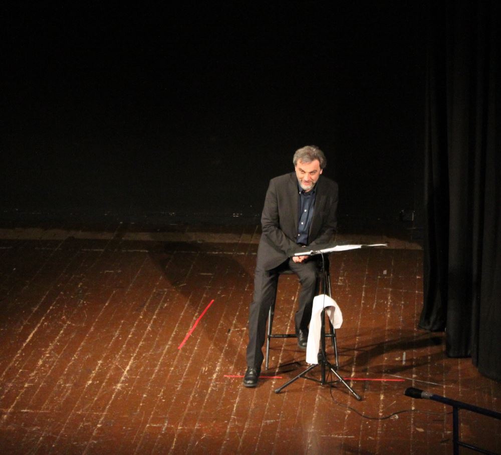 gitudine's tweet image. A Castelvolturno, dove “l’uomo bianco italiano” è l’eccezione, a 76 anni, Miriam Makeba, “la voce dell’Africa”, muore alla fine del concerto dell'ultimo tour mondiale come vorrebbe morire ogni artista: tra gli applausi, nella prima città africana d’Europa. gat.to/2fw3i