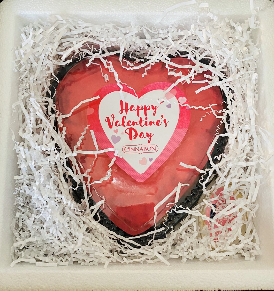 MagicalOverload's tweet image. Want to get something extra sweet for your sweetie this Valentine’s Day? 

Check out this awesome heart shaped tray of MiniBons that you can pick up at your local @Cinnabon mall bakery OR get a gift in the mail like I did! 

Thank you for the extra sweet surprise Cinnabon!