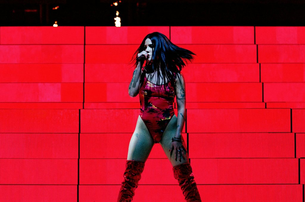 hopeIessaura's tweet photo. Can we start a thread of Halsey's best tour outfits?
 🔥🔥🔥 https://t.co/JYu7pQYPtp