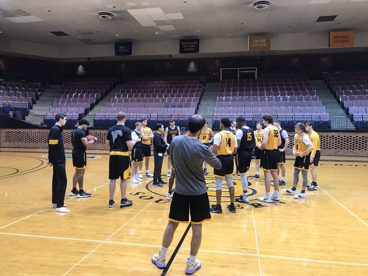 CoachRudak's tweet photo. Great time catching up with the Birmingham-Southern Basketball squad during today’s practice 💪🏼💪🏼 Always good to go back to a place which made you become who you are today @BSCsports @bschoops #YeahPanthers https://t.co/a26x1rukpB