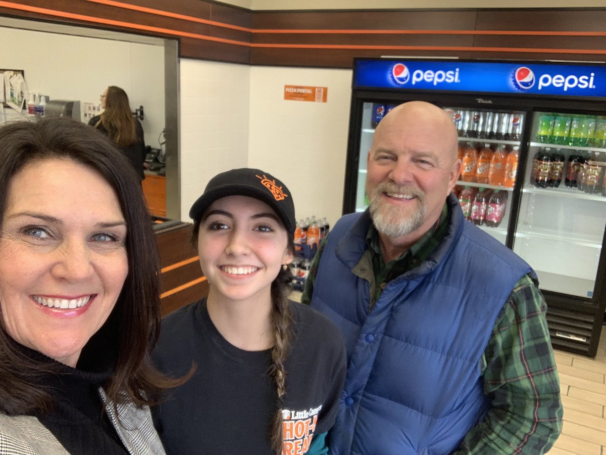 alexishansenNV's tweet photo. Humboldt County Lincoln Day dinner here we come with ⁦@Irahansen⁩ and we got to meet this wonderful young lady at her job and she just registered to vote🙏 #futureGOP #NoSnowflake https://t.co/XAc0B84JAi