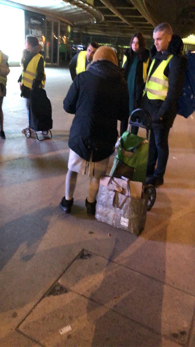 Les amis hier  Lors de la maraude nous avons rencontré Marie 73 ans qui est malheureusement à la rue à cause d’une arnaque elle voudrait médiatiser son affaire pour cela elle recherche un journaliste donc merci de partager cette publication￼