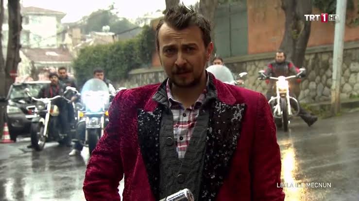 +Ardına bakma Mecnun
-Kader almaya mı geldi beni benden? 
+Bunu birdaha sorma Mecnun 
-Neden at mı var arkamdaa?

#iyikidoğdunleylailemecnun