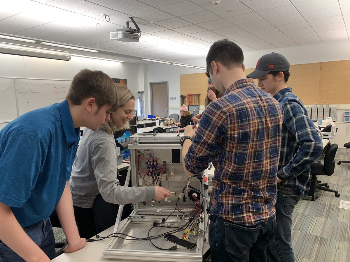 Oaktobotics's tweet photo. Saturday meeting! Working hard and getting stuff done. #teamwork #robotics #nasalunabotics2020 #nasa🚀 https://t.co/yAaZFur1n5
