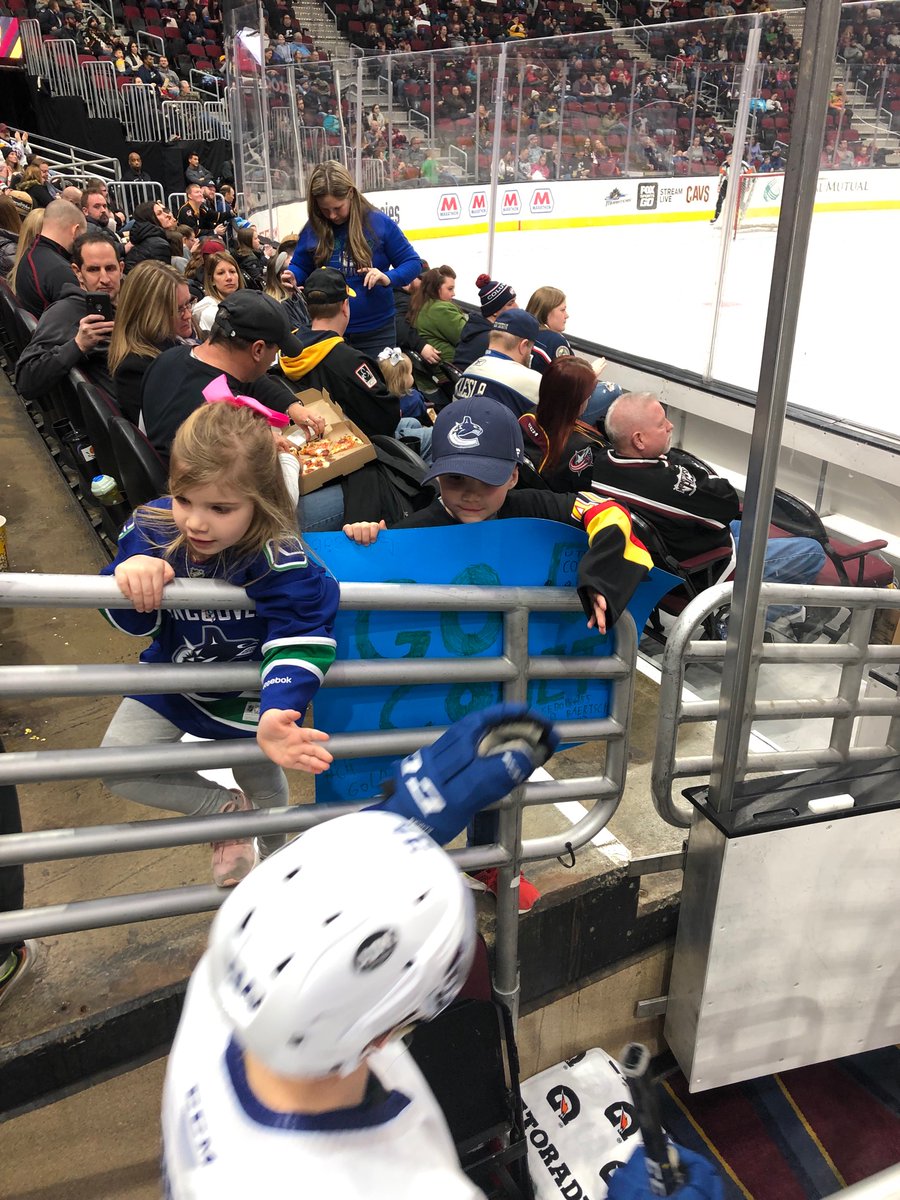 This little girl could not have been happier last weekend. <a href="/DBluu94/">Dylan Blujus</a> - you have a fan for life! Thank you for your generosity!
#WeAreAllComets <a href="/UticaComets/">Utica Comets</a>