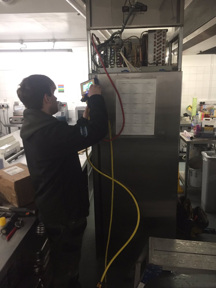 CoolHeatSW's tweet photo. Jason’s clearly bored of letting someone else do the work, but when you have a strong service game as an apprentice you gotta let em loose! 
#Anotherqualityservice #CoolHeatSW #thefuture https://t.co/StkUxJtkis