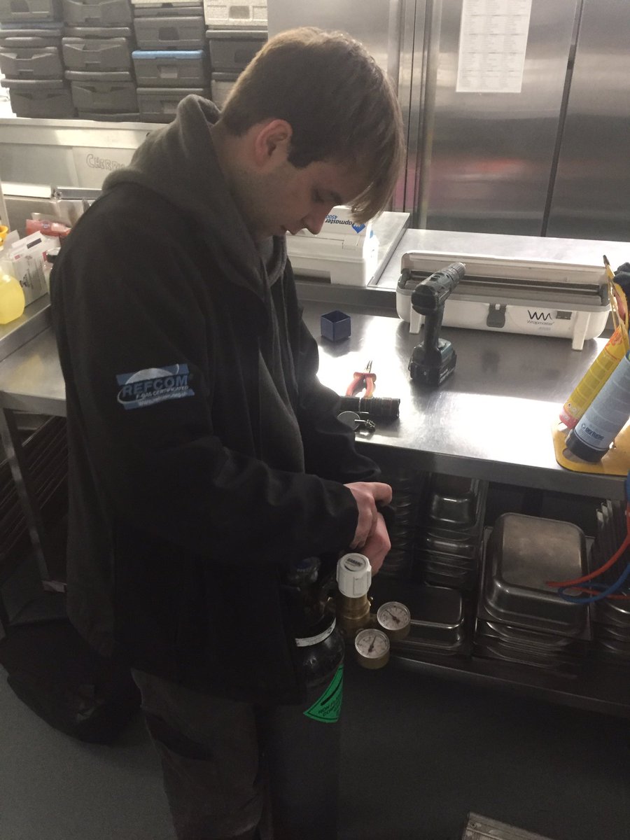 CoolHeatSW's tweet photo. Jason’s clearly bored of letting someone else do the work, but when you have a strong service game as an apprentice you gotta let em loose! 
#Anotherqualityservice #CoolHeatSW #thefuture https://t.co/StkUxJtkis