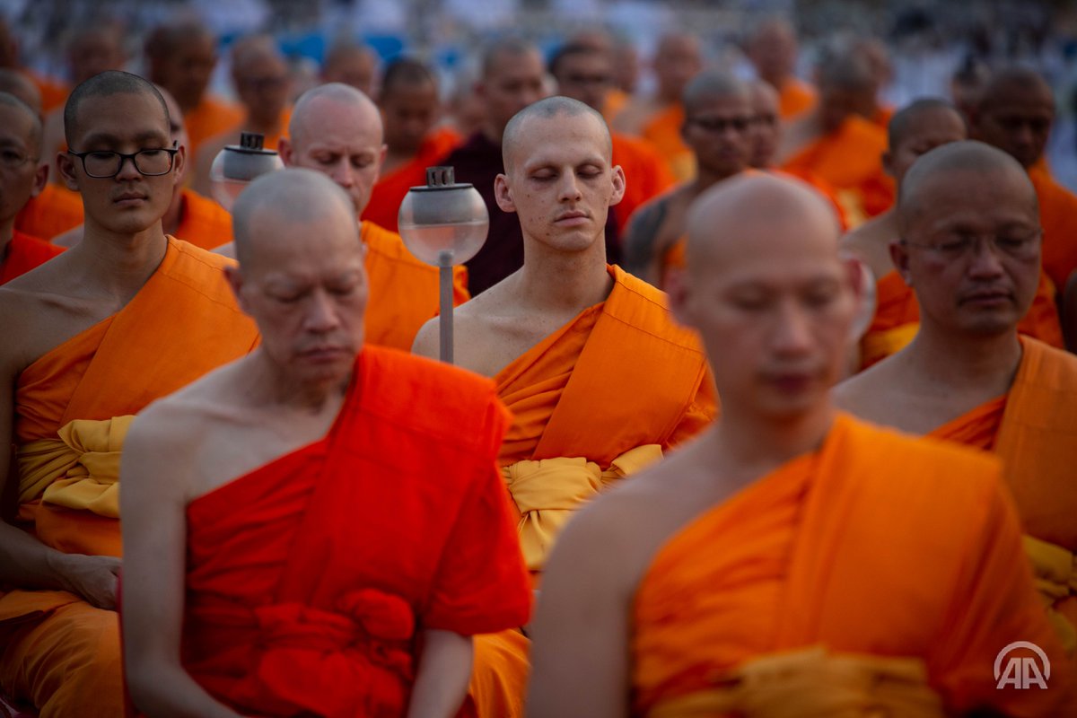 AgenciaAnadolu's tweet photo. [EN FOTOS📸] Monjes rezan durante la puesta de sol en la Ceremonia anual en el Templo Wat Phra Dhammakaya, en Bangkok, Tailandia. 
‣ https://t.co/suRm5JHPHY https://t.co/C6uHgtfijJ