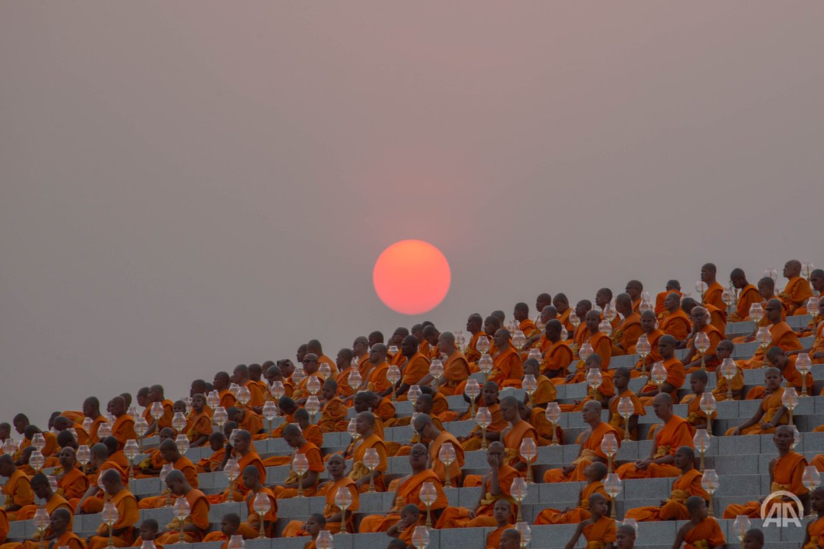 AgenciaAnadolu's tweet photo. [EN FOTOS📸] Monjes rezan durante la puesta de sol en la Ceremonia anual en el Templo Wat Phra Dhammakaya, en Bangkok, Tailandia. 
‣ https://t.co/suRm5JHPHY https://t.co/C6uHgtfijJ