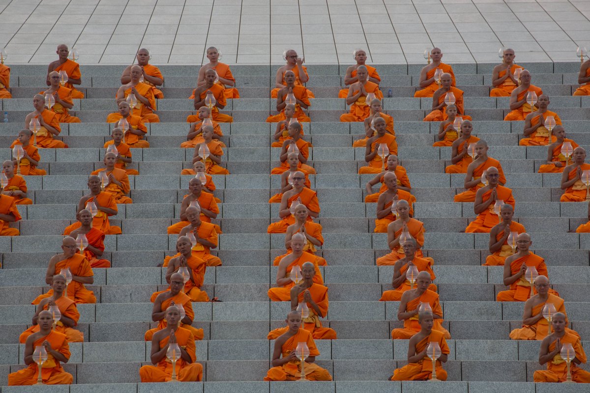 AgenciaAnadolu's tweet photo. [EN FOTOS📸] Monjes rezan durante la puesta de sol en la Ceremonia anual en el Templo Wat Phra Dhammakaya, en Bangkok, Tailandia. 
‣ https://t.co/suRm5JHPHY https://t.co/C6uHgtfijJ