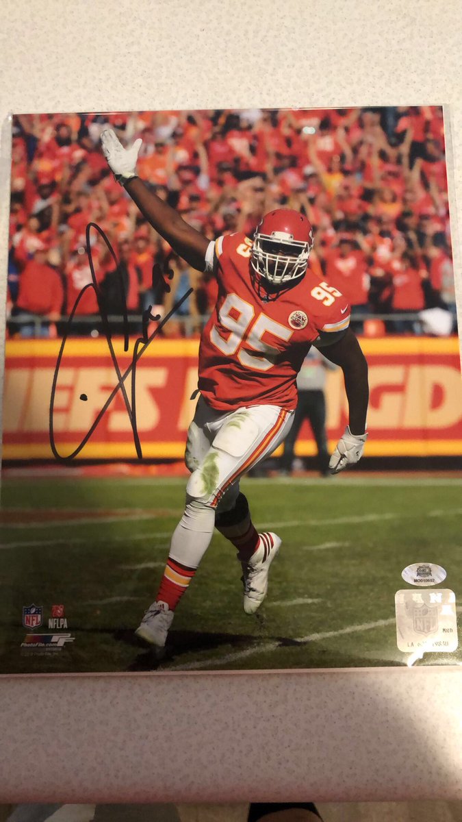 yellow815's tweet photo. As promised guys I am doing a Chiefs giveaway for a signed Sammy Watkins mini helmet, singed Tyreek Hill 8x10 picture and Chris Jones 8x10 to enter comment below or RT for an extra entry the winner will be announced Tuesday @ 12:00pm https://t.co/X1tbz75Pgi