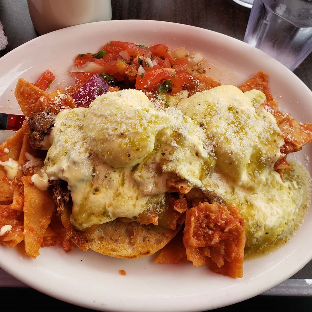 milliescafela's tweet photo. From fishtownfoodies
Sat next to a B-level actress while eating these chilaquiles Benedict. How LA of me. 🤩
.
.
#chilaquiles #brunch #breakfast #losangeles #eat #eatstagram #LAfoodie #delicious #travel #travelingfoodie #yummy https://t.co/9c58uwbCzJ