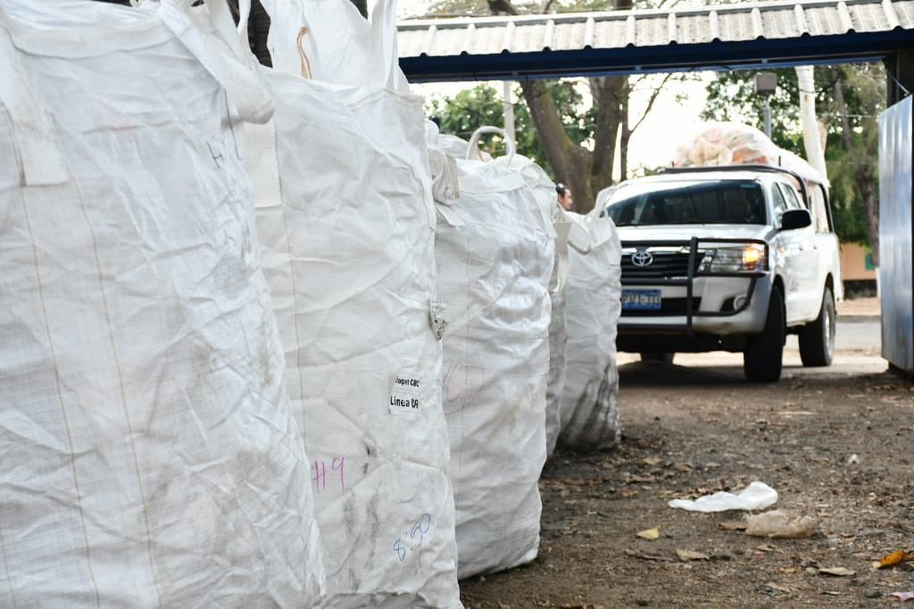 LaGeoSV's tweet photo. #FUNDAGEO no podía dejar de sumarse al #RetoRecicla y es por ello que apoyan para alcanzar la meta de recolectar los 3 millones de botellas plásticas. ♻️♻️ https://t.co/bBEXyNAmtO
