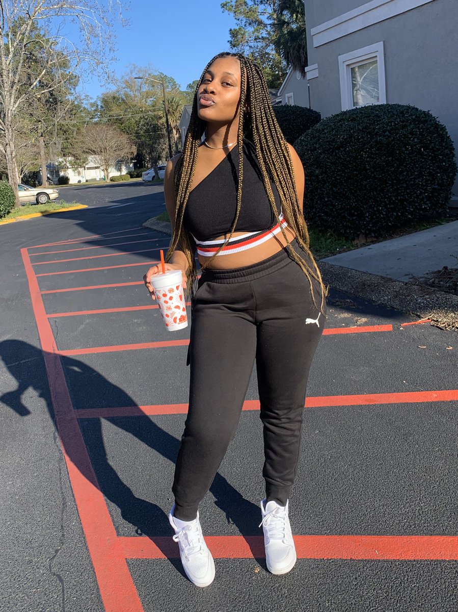 eeaned's tweet photo. rarely get cute pictures and i thought these were kinda cute. 🥵 https://t.co/PNXVVES0MJ