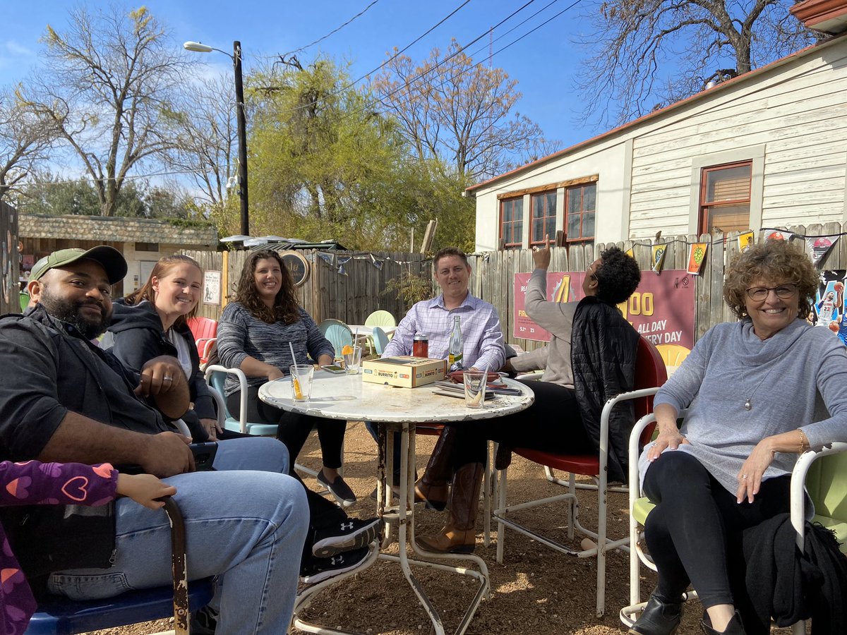 thefriendlyspot's tweet photo. #FriendlySaturday till Midnight #GoSpursGo #GoFriendsGo #veryfriendly #cocktailsontao #craftbeer #friendlyeats #southtown #southtownsatx https://t.co/DhB9EcZ5po