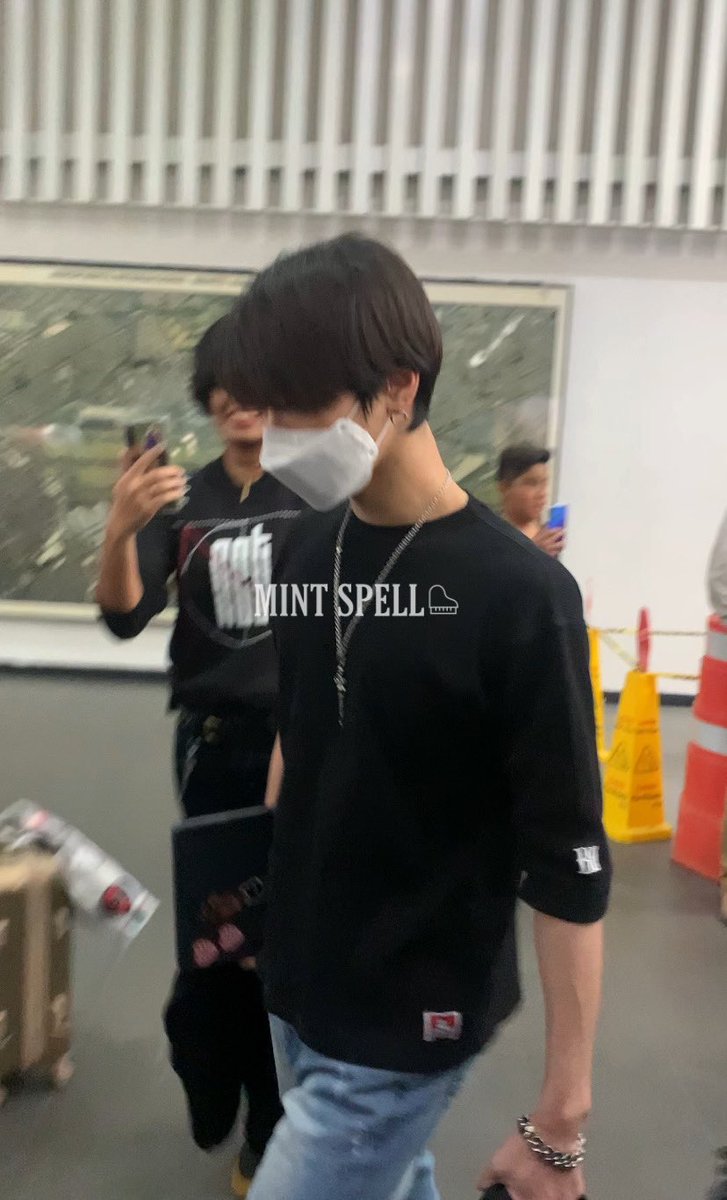 โง้ยย ผมยาวนี่ออลคิลมากเลย แล้วดูเส้นเลือดน้องเค้า เตนค้าบ