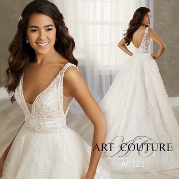 Fit for a princess💕
•
This beautiful gown has a Lace bodice with nude effect and a V-shape neckline on front and back, with nude tulle inserts on side bodice. 
Full A-line skirt, light and airy effect with long train. 💕