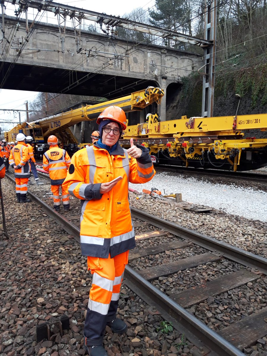 DanielGardeux's tweet photo. Remplacement de 3 aiguillages vétustes ce week-end en gare de Versailles Chantiers. De gros moyens dont la grue Kirow du @groupe_NGE #TSO. Une fois les travaux achevés nous sommes "repartis" pour 25 à 30 ans. @SNCFReseau #IPSO https://t.co/2G25Nd7Y1C