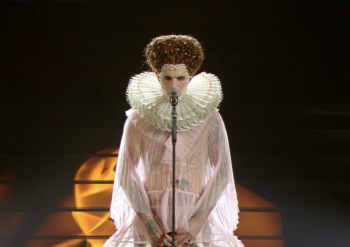 Andreaditara's tweet photo. #Sanremo2020 
“Mi raccomando, sobrio ed elegante”
Io: https://t.co/8m9WJTkV61