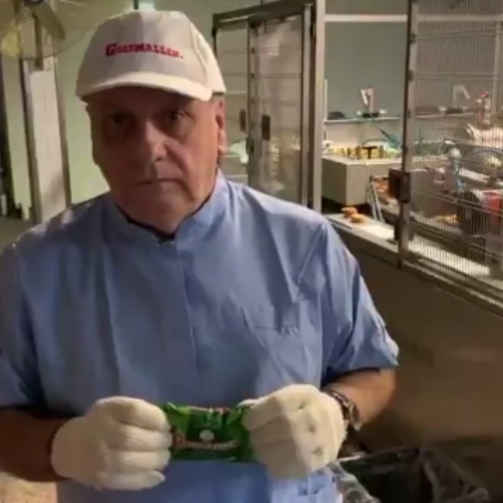 QuimeyHerrera01's tweet photo. De un lado tenemos a Hugo Basilotta que da 10 cajas de alfajores para sortear pero se desentiende de pagar los envíos. Del otro lado está el Catador de Alfajores que recibe 10 cajas gratis pero dice no tener la plata para los envios ¿De que lado estás?

RT - Hugo
FAV - El Catador https://t.co/XQ7a8I5WaV