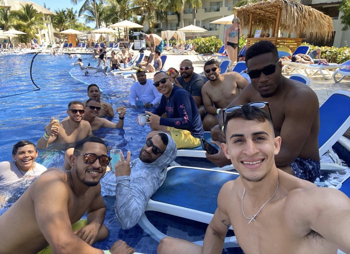 BeisbolDobleA's tweet photo. Los Mulos de Juncos disfrutando su viaje como campeones de la #DobleA desde la República Dominicana🇩🇴🏝

👉 #NuestroBéisbol comienza el 16 de febrero en Juncos. https://t.co/IqbADHhBFm