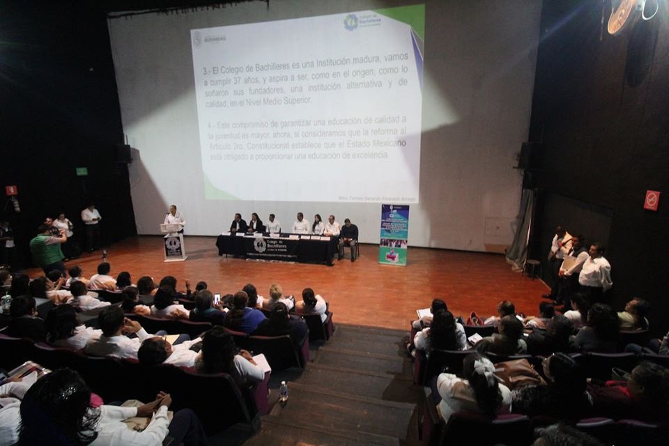 Cobach_Gro's tweet photo. Rescatando una buena tradición que se había dejado de hacer en los últimos 10 años, el DG @_FerminAlvarado, gracias al apoyo del Gob @HectorAstudillo, encabezó la 7a Jornada de Capacitacion y Actualización Docente Intersemestral #Construy-T #CapacitarParaMejorar #SoyCobachGro https://t.co/p1WwU0MLEQ