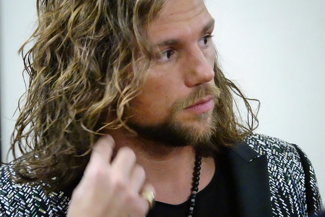 teamnigiotti's tweet photo. Vi è piaciuto il look che @armani ha studiato per @EnricoNigiotti per questo Sanremo? 
Noi lo troviamo molto glam rock e adatto alla sua immagine, elegante e ribelle allo stesso tempo 😉
#EnricoNigiotti #TeamNigiotti #Sanremo2020 #BaciamiAdesso https://t.co/Wg2qUNguuT