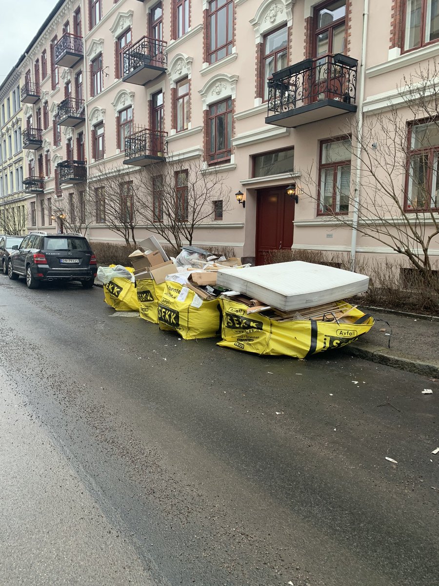 EYtreeide's tweet image. Vi betaler 3000,- i året for å få lov å parkere bilen på gata i området vi bor. Inkludert i prisen får vi mange timer med leting etter plass, da det selvsagt er for få. Er jeg sær som syns det da blir meget at dette gjentatte ganger ganger tar opp plasser opptil flere uker?